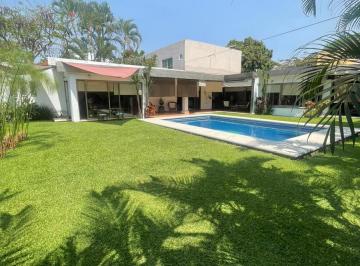 Casa · 460m² · 6 Recámaras · 2 Estacionamientos · Casa - Cuernavaca