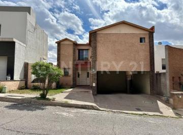 Casa · 241m² · 4 Recámaras · 2 Estacionamientos · Casa en Venta Fracc. Jardines de San Francisco, Chihuahua