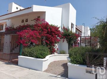 Casa · 295m² · 2 Recámaras · 1 Estacionamiento · Casa en Venta La Corregidora Qro