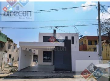 Casa · 180m² · 3 Recámaras · 2 Estacionamientos · Casa en Venta Zona Centro Madero, Sobre Av Álvaro Obregon