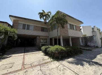 Casa · 750m² · 4 Recámaras · 8 Estacionamientos · Casa en Venta Col. El Aguila, Tampico