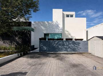 Casa · 370m² · 5 Recámaras · 3 Estacionamientos · Casa en Venta o Renta en Querétaro, Misión Conca ¡Privada con Seguridad Las 24hrs!
