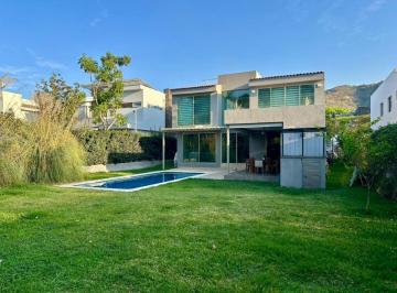 Casa de 4 habitaciones, Zapopan · Las Cañadas Casa en Venta con Alberca en Coto Abedules