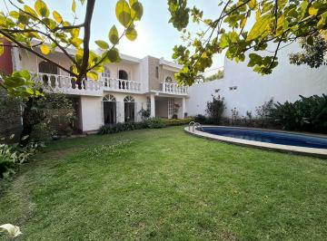 Casa · 256m² · 5 Recámaras · 2 Estacionamientos · Casa Al Norte de Cuernavaca con Alberca y Jardín Privados en Venta