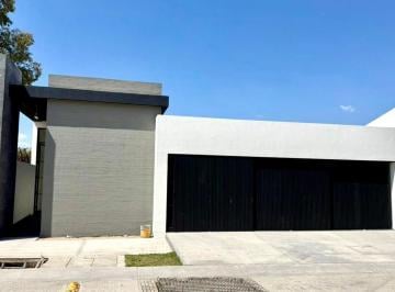 Casa · 351m² · 3 Recámaras · 3 Estacionamientos · Casa en Fraccionamiento Residencial Cañada del Refugio