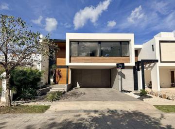 Casa · 320m² · 3 Recámaras · 4 Estacionamientos · Casa en Venta en Parque Natura | 3 Recámaras, Doble Altura y Alberca