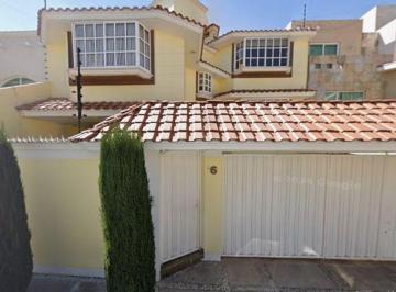Casa de 4 habitaciones, Metepec · Casa en Metepec, con Patio, 4 Recamaras, Cerca de Plaza, Centro Comercial, Hospital y Vias Rapidas.
