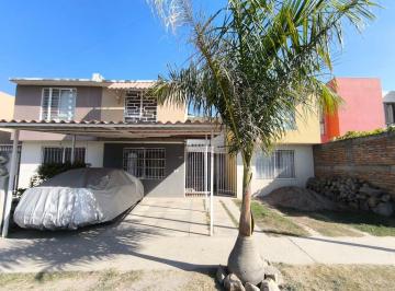 Dúplex de 2 habitaciones, San Pedro Tlaquepaque · Bonita Casa Duplex Pl Baja por Vialidad. con Cochera Techada. Fracc Parques del Palmar Tlaquepaque