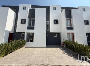 Casa · 124m² · 4 Recámaras · 2 Estacionamientos · Venta de Casa con Fácil Salida a Periférico y Blvd Forjadores, Cuautlancingo