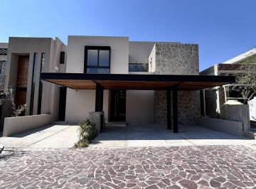Casa de 4 habitaciones, Querétaro · Casa en Venta Ubicada en Fraccionamiento Altozano