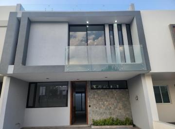 Casa · 221m² · 5 Recámaras · 2 Estacionamientos · Hermosa Casa en Venta en Valle Imperial!