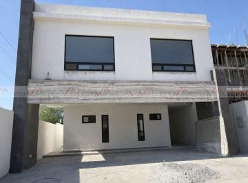 Casa · 390m² · 4 Recámaras · 3 Estacionamientos · Casa en Venta en Carretera Nacional