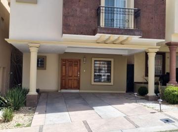 Casa de 3 habitaciones, Chihuahua · Excelente Casa Frente a Parque