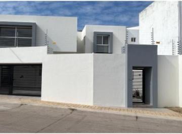 Casa · 495m² · 4 Recámaras · 3 Estacionamientos · Casa en Venta Lomas de Gran Jardin, Jardin de Los Almendros