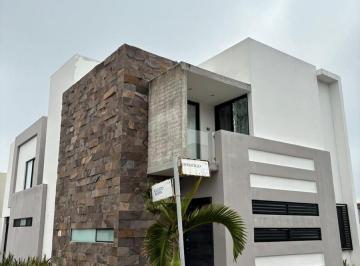 Casa · 235m² · 3 Recámaras · 2 Estacionamientos · Casa en Veracruz