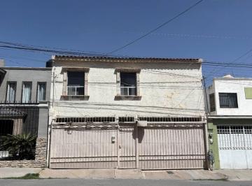 Casa · 217m² · 5 Recámaras · 2 Estacionamientos · Casa en Venta en Fracc. Cafetales