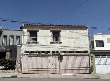 Casa · 218m² · 5 Recámaras · 2 Estacionamientos · Casa en Venta en Fracc. Cafetales