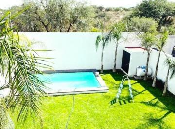 Casa · 190m² · 4 Recámaras · 1 Estacionamiento · Casa en Venta, Residencial Haciendas de Tequisquiapan con Alberca Sup. 24o m².