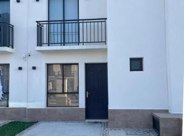 Casa de 2 habitaciones, León · Casa en Renta en Privada con Alberca y Salon Salida a Silao