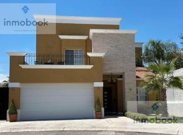 Casa · 348m² · 3 Recámaras · 2 Estacionamientos · Casa en Venta Amplio Jardin, Cerrada de Castilla