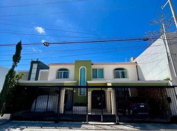 Casa · 421m² · 3 Recámaras · 4 Estacionamientos · Clásica y Amplia Casa en Venta, Norte de Mérida Dentro de La Ciudad