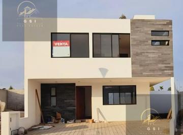 Casa · 210m² · 3 Recámaras · 3 Estacionamientos · Casa en Fraccionamiento Capital Sur
