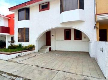 Casa en condominio · 337m² · 4 Recámaras · 2 Estacionamientos · Casa en Venta en Virreyes en Zapopan
