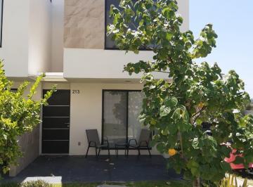 Casa · 121m² · 3 Recámaras · 2 Estacionamientos · Casa de 3 Recamas y Alberca en Esquina