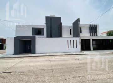 Casa · 387m² · 4 Recámaras · 2 Estacionamientos · Casa en Esquina en Venta de 4 Recamaras con Baño, 1 Recamara en Pta. Baja