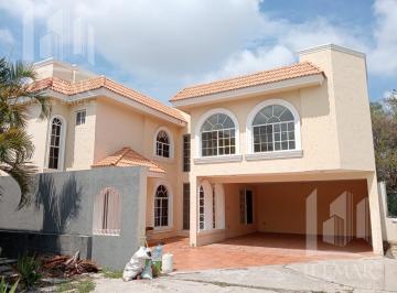 Casa · 316m² · 4 Recámaras · 2 Estacionamientos · Casa en Venta de 4 Recamaras en Col. Lomas de Rosales