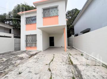Casa · 241m² · 4 Recámaras · 1 Estacionamiento · Casa en Venta, con 4 Amplias Recamaras y Amplio Terreno en Col. Laguna del Carpintero