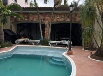 Casa · 412m² · 3 Recámaras · 4 Estacionamientos · Casa con Alberca en Venta en La Col. Petrolera