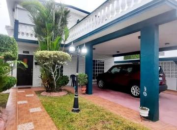 Casa · 238m² · 3 Recámaras · 2 Estacionamientos · Casa en Venta con Amplio Terreno, Col. Unidad Nacional, Cd. Madero