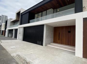 Casa · 376m² · 3 Recámaras · 2 Estacionamientos · Residencia de Lujo con Alberca en Playas del Conchal