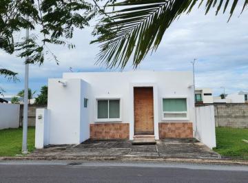 Casa · 94m² · 2 Recámaras · 2 Estacionamientos · Lomas de La Rioja, Casa en Venta de un Nivel con 2 Recámaras Frente a Parque con Juegos