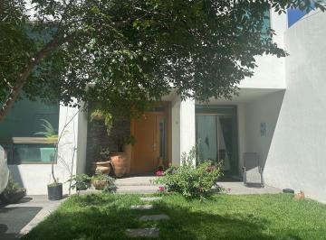 Casa de 4 habitaciones, Zapopan · Casa en Venta en Jardines de La Seattle