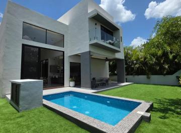 1 · Casa en Venta de 4 Habitaciones en Yucatan Country Club Merida