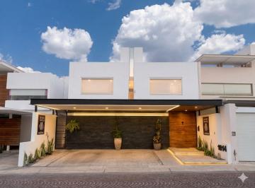 Casa · 475m² · 3 Recámaras · 4 Estacionamientos · Casa en Fraccionamiento Cumbres del Lago