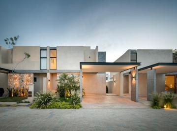 Casa de 3 habitaciones, Conkal · Casa en Privada Conkal: Doble Altura, Alberca y a 20 Min del Mar