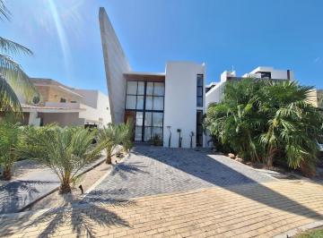 Casa · 430m² · 4 Recámaras · 2 Estacionamientos · Casa de 4 Recámaras en Renta | Residencial Playa Magna Playa del Carmen | con Alberca Privada