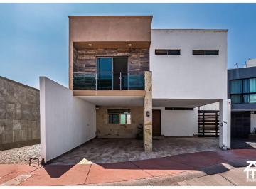Casa de 3 habitaciones, Irapuato · Exclusiva Residencia en Renta | Residencial Lombardía, Zona Villas de Irapuato