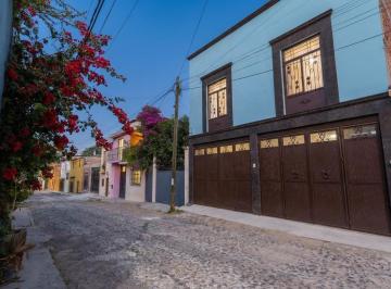 Casa · 212m² · 3 Recámaras · 2 Estacionamientos · Casa Serafin. Inversión Inteligente en San Miguel: Espacios Generosos y Conectividad Total
