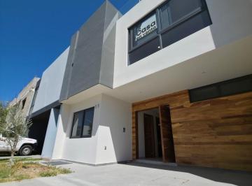Casa · 220m² · 4 Recámaras · 2 Estacionamientos · Casa en Solares