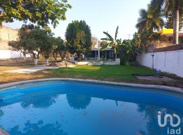 Casa · 226m² · 3 Recámaras · 4 Estacionamientos · Casa con Amplio Jardin en Las Fincas