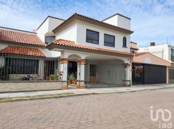 Casa · 347m² · 4 Recámaras · 2 Estacionamientos · Casa en Venta en Arcos del Sur Puebla - México