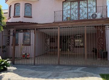 Casa de 4 habitaciones, Zapopan · Casa con Ubicación Privilegiada, Dentro de Bugambilias