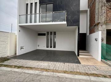 Casa · 220m² · 3 Recámaras · 2 Estacionamientos · Casa en Venta