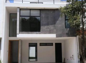 Casa en condominio · 215m² · 3 Recámaras · 2 Estacionamientos · Casa en Venta en Fraccionamiento La Antigua Cementera, Puebla