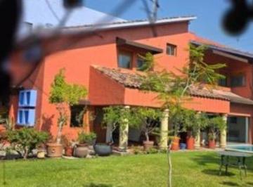 Casa · 800m² · 5 Recámaras · 8 Estacionamientos · Casa en Venta en Fraccionamiento Los Apantles