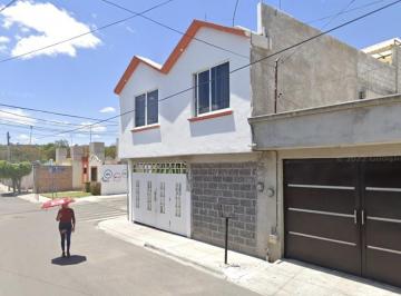 Casa de 3 habitaciones, Querétaro · P R o P I E D a D D E E X C E L E N T E P L U S V a L Í a U B I C a D a a 1 0 m I N D Ep L a Z a S